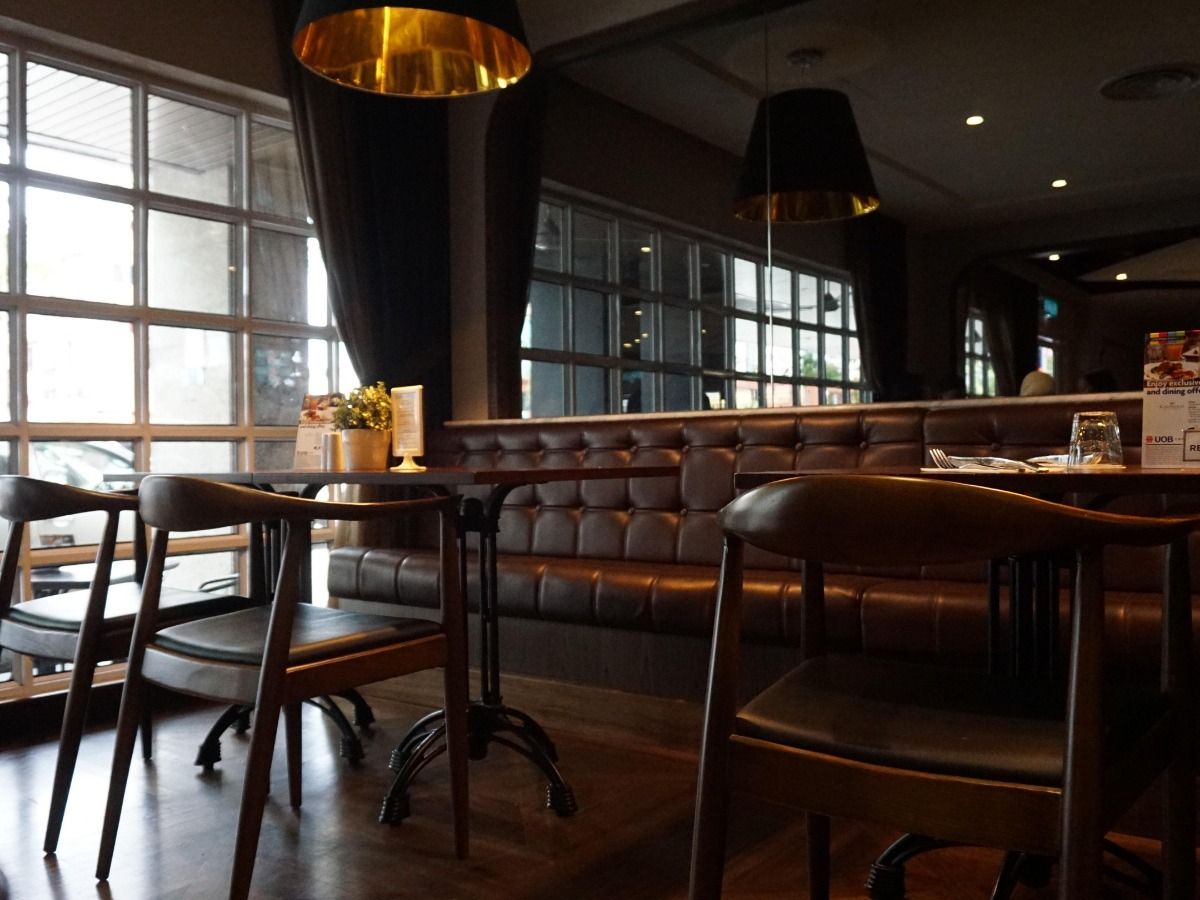 Restaurante escuro com mesa e cadeiras